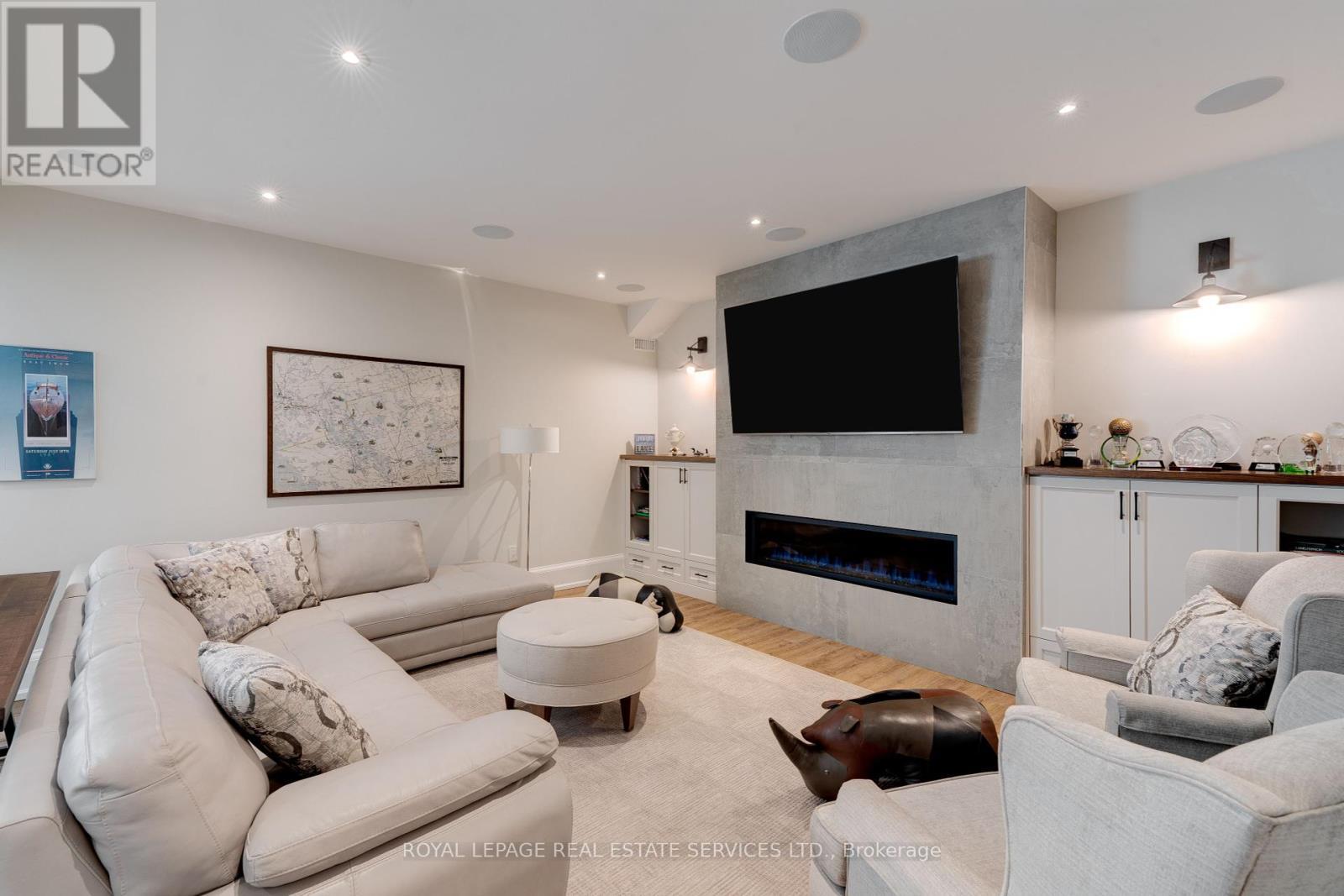 












284 DOUGLAS AVENUE

,
Oakville,




Ontario
L6J3S4

