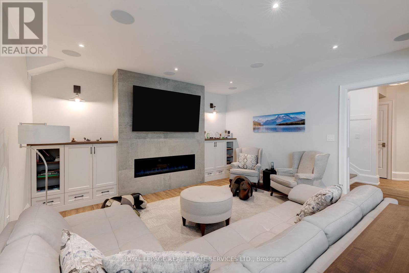












284 DOUGLAS AVENUE

,
Oakville,




Ontario
L6J3S4

