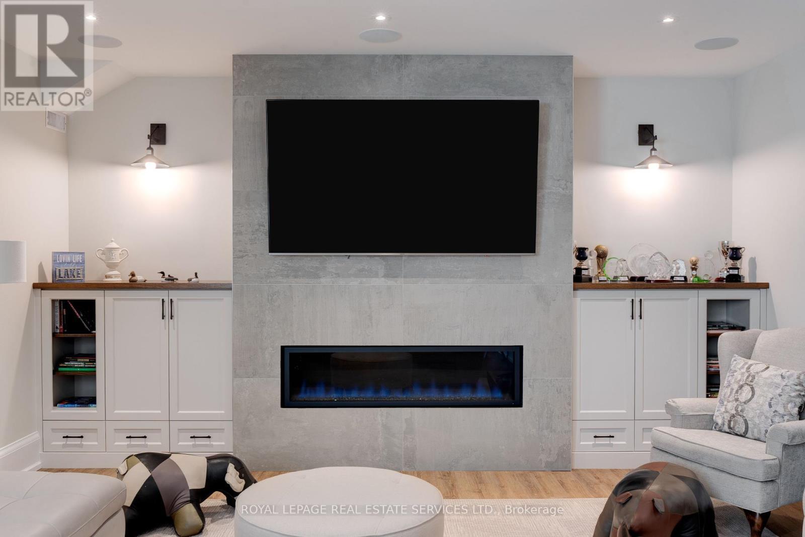 












284 DOUGLAS AVENUE

,
Oakville,




Ontario
L6J3S4

