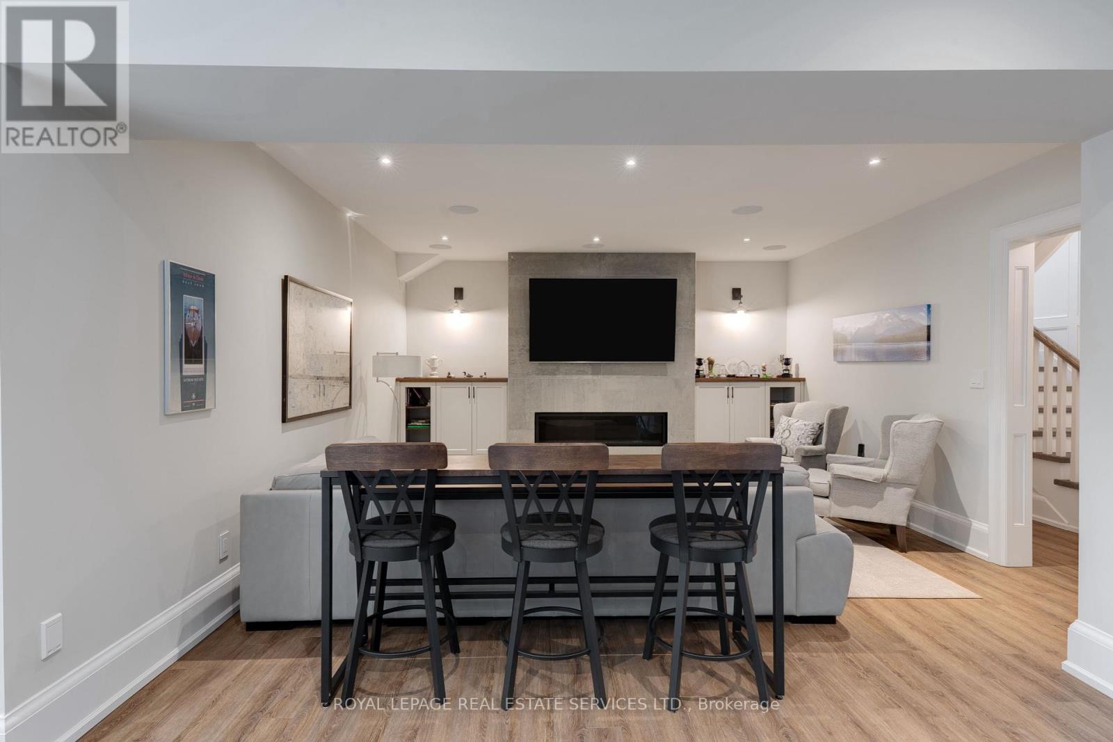 












284 DOUGLAS AVENUE

,
Oakville,




Ontario
L6J3S4

