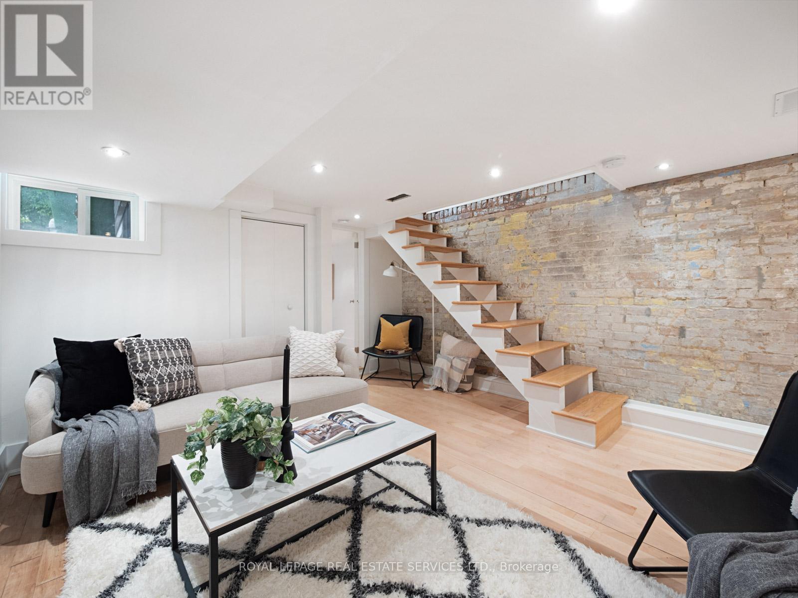 












193 CAMPBELL AVENUE

,
Toronto,




Ontario
M6P3V5

