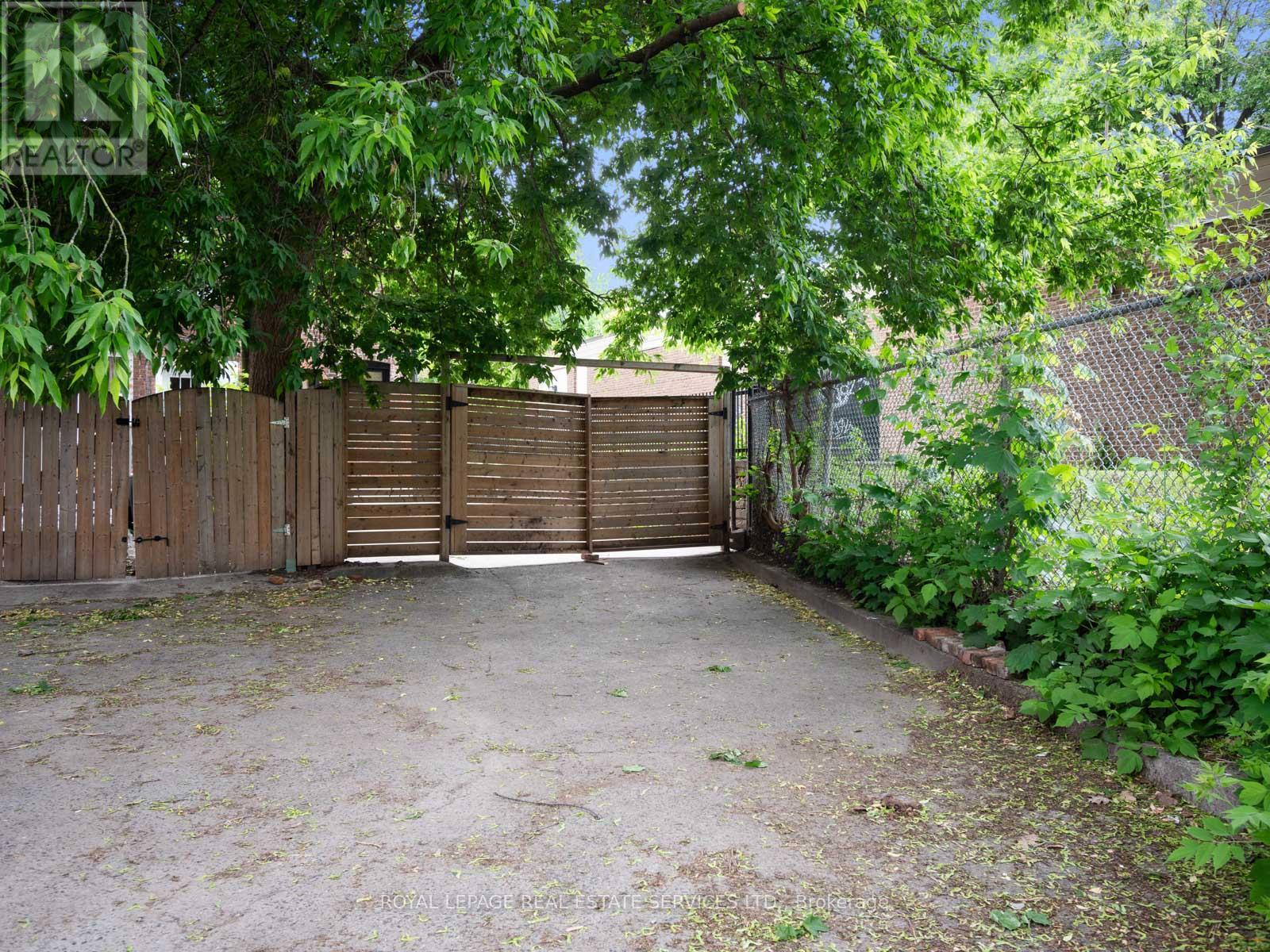 












193 CAMPBELL AVENUE

,
Toronto,




Ontario
M6P3V5

