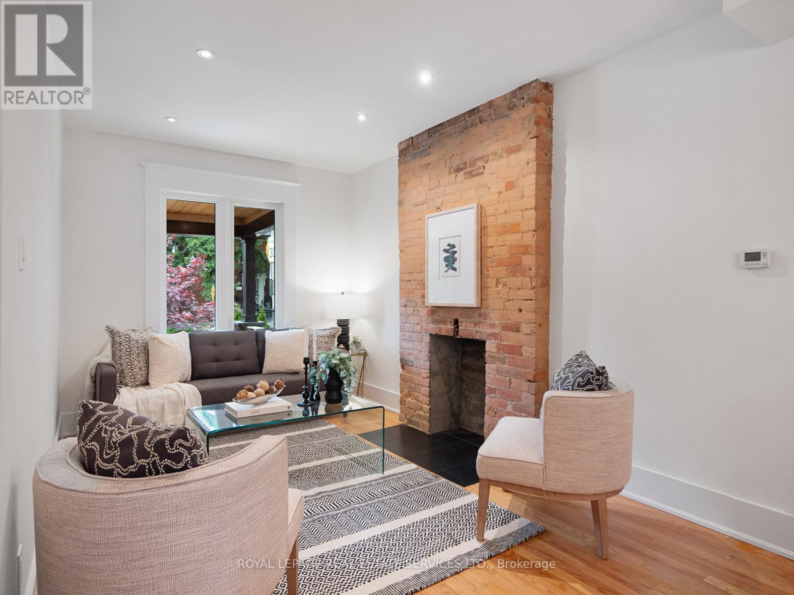 












193 CAMPBELL AVENUE

,
Toronto,




Ontario
M6P3V5


