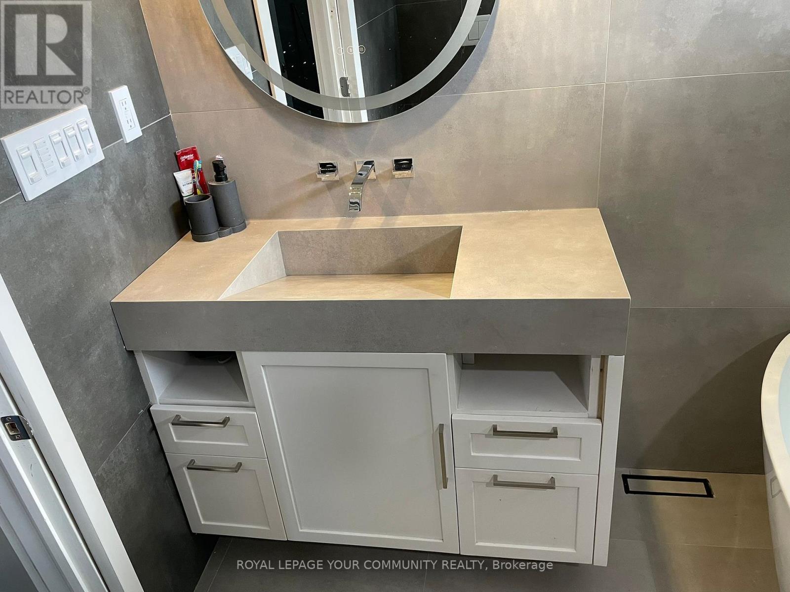 












UPPER - 116 MOUNT OLIVE DRIVE

,
Toronto,




Ontario
M9V2E2

