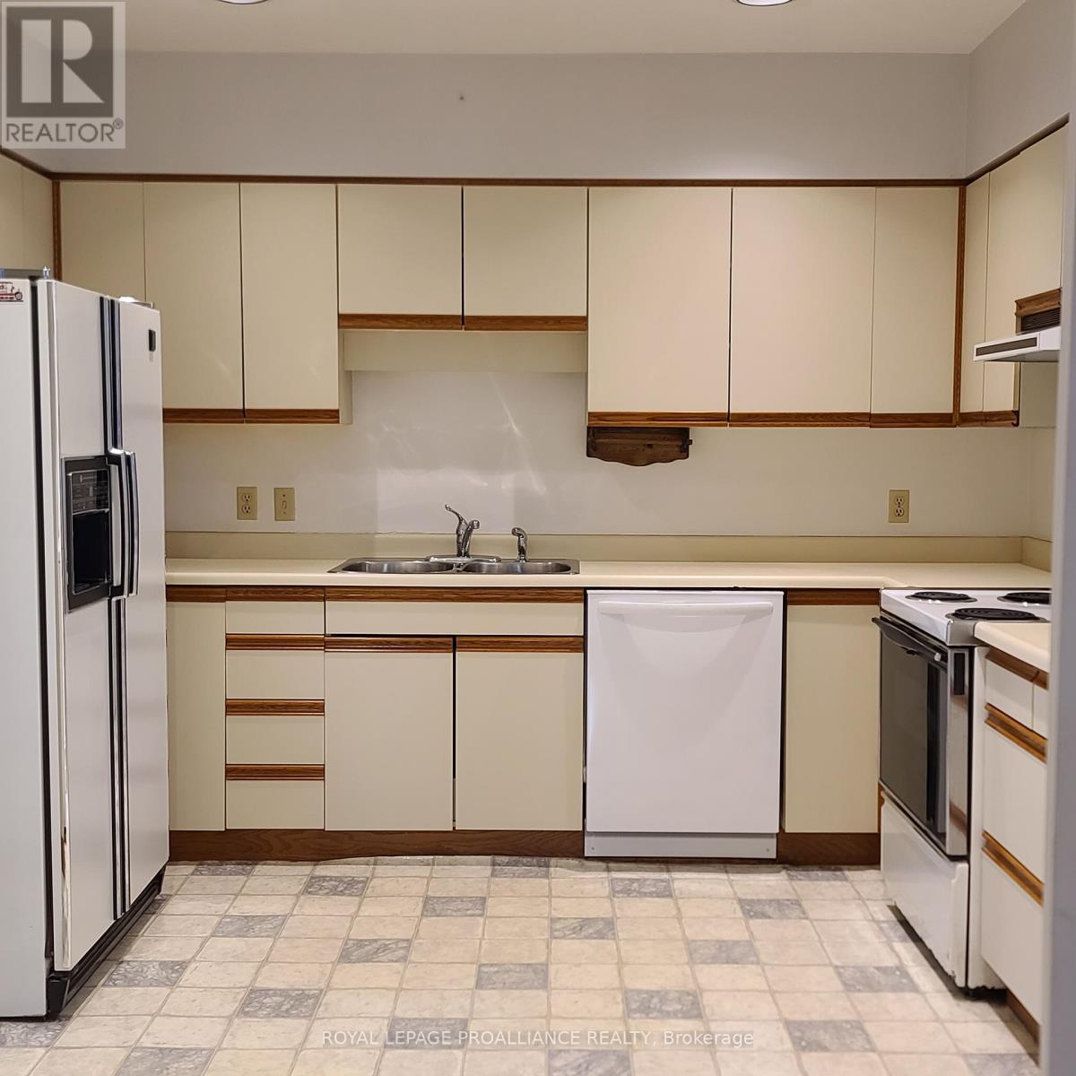 












634 HENRY STREET W

,
Prescott,




Ontario
K0E1T0


