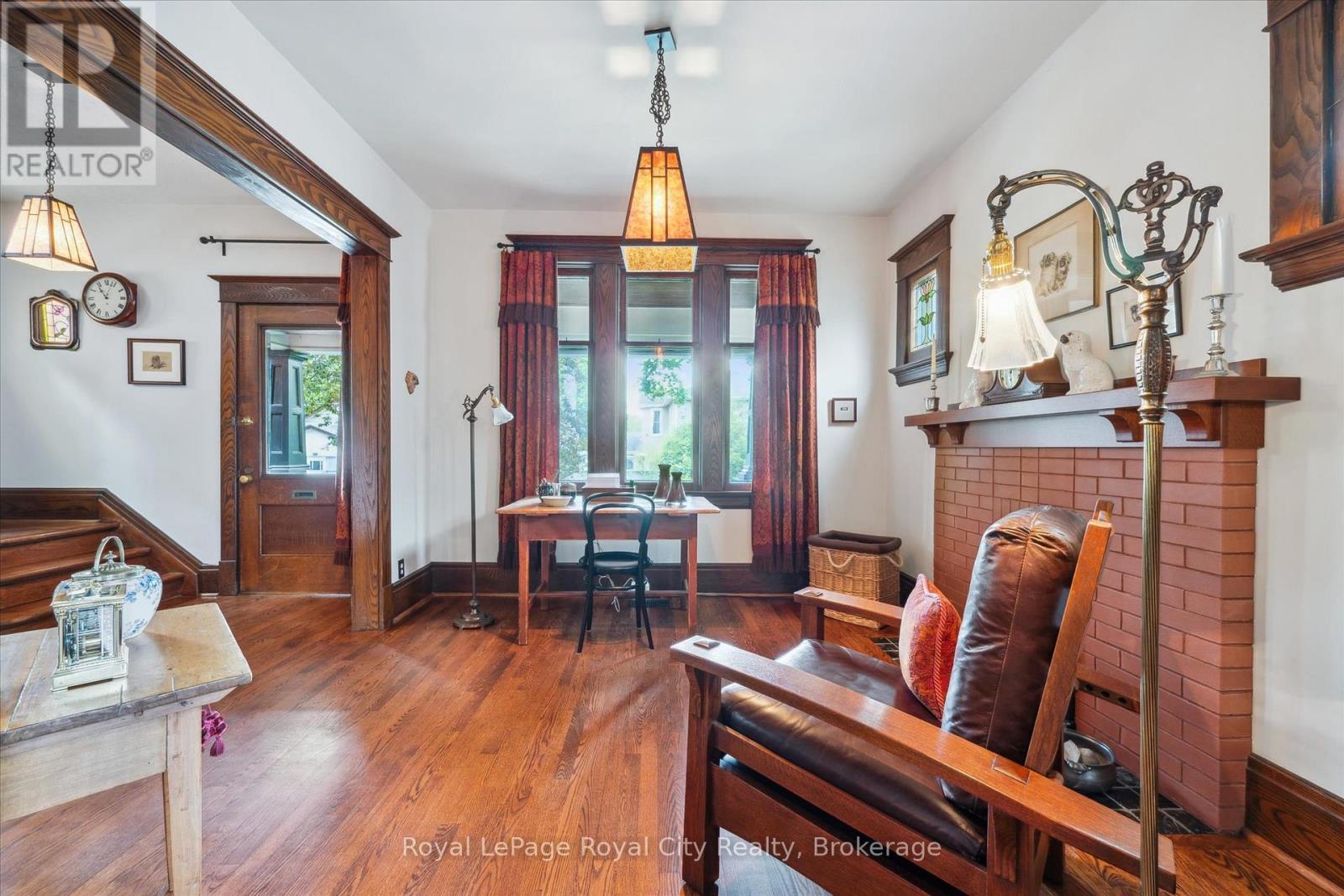 












54 CLINTON STREET

,
Guelph (Downtown),




Ontario
N1H5G5


