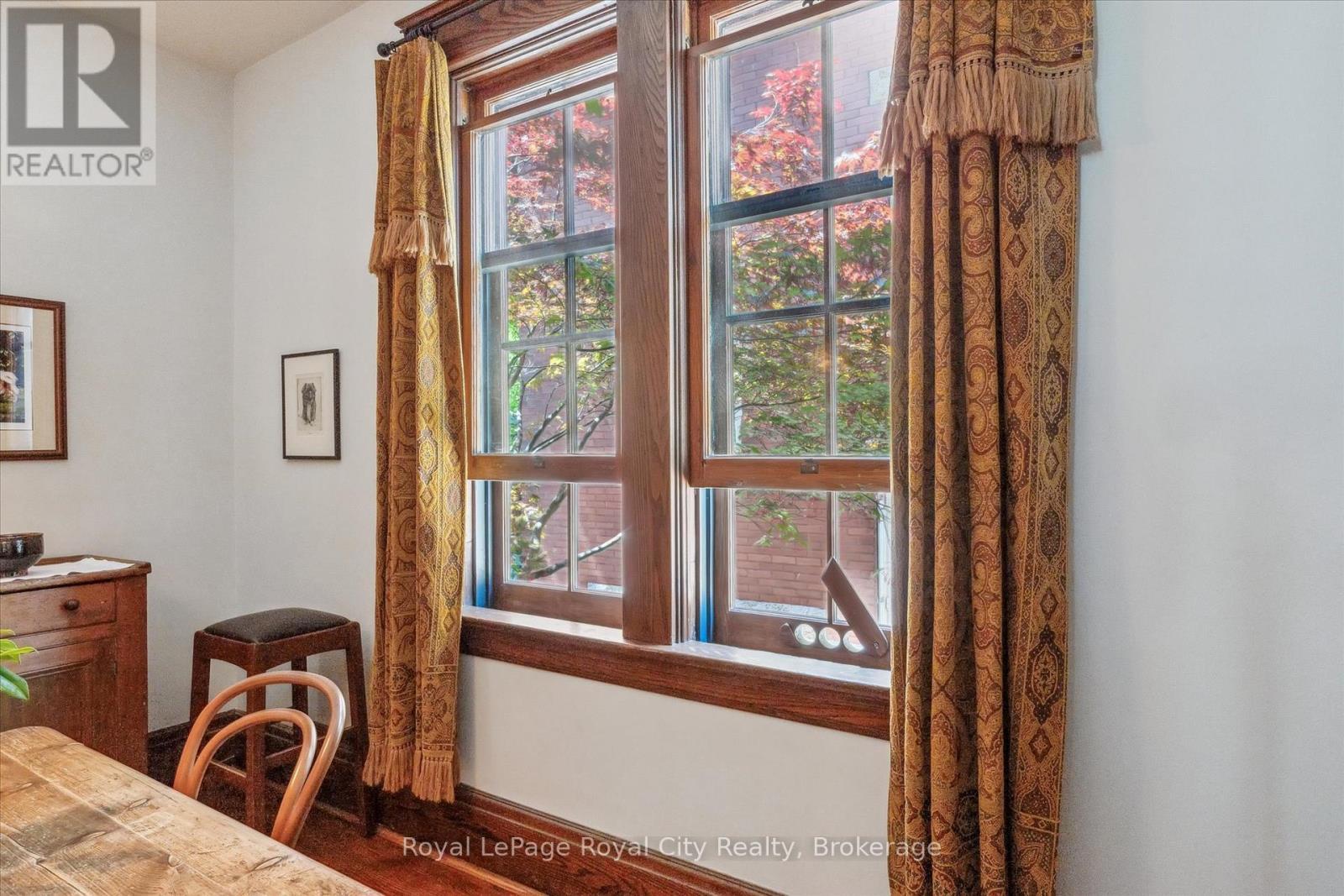 












54 CLINTON STREET

,
Guelph (Downtown),




Ontario
N1H5G5

