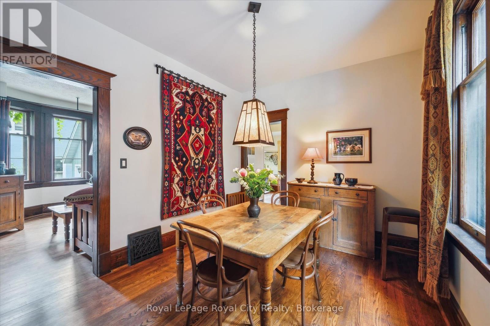 












54 CLINTON STREET

,
Guelph (Downtown),




Ontario
N1H5G5

