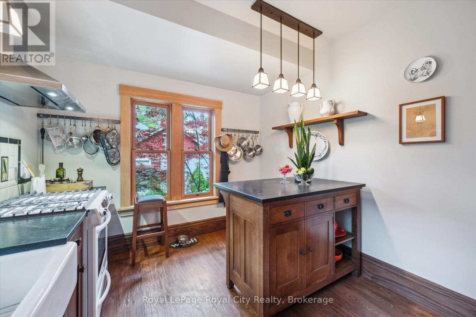 












54 CLINTON STREET

,
Guelph (Downtown),




Ontario
N1H5G5

