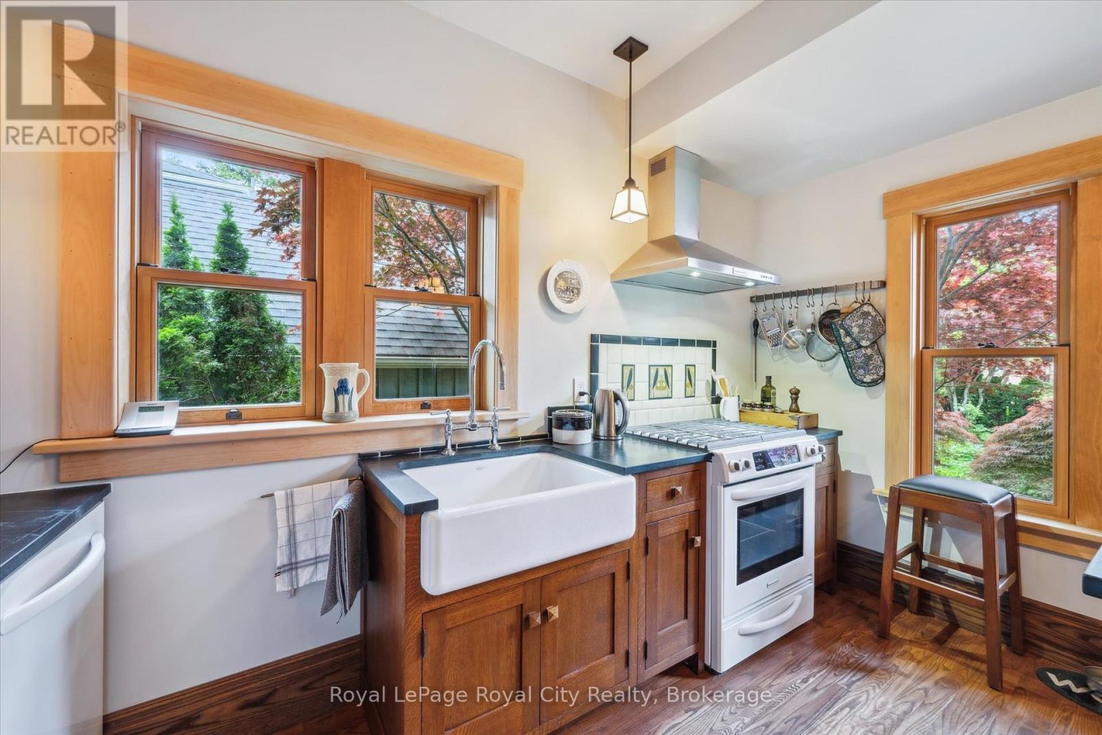 












54 CLINTON STREET

,
Guelph (Downtown),




Ontario
N1H5G5

