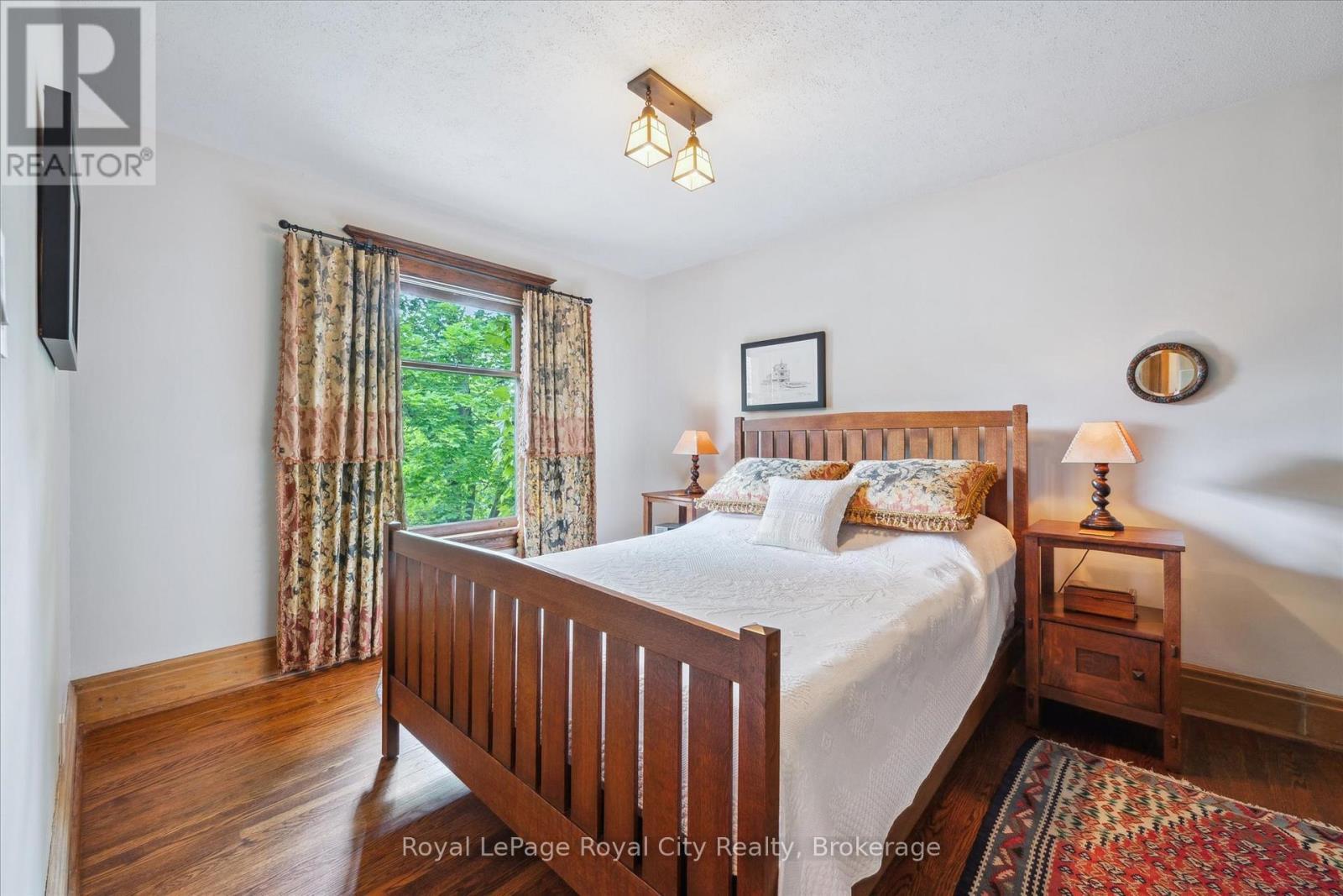 












54 CLINTON STREET

,
Guelph (Downtown),




Ontario
N1H5G5

