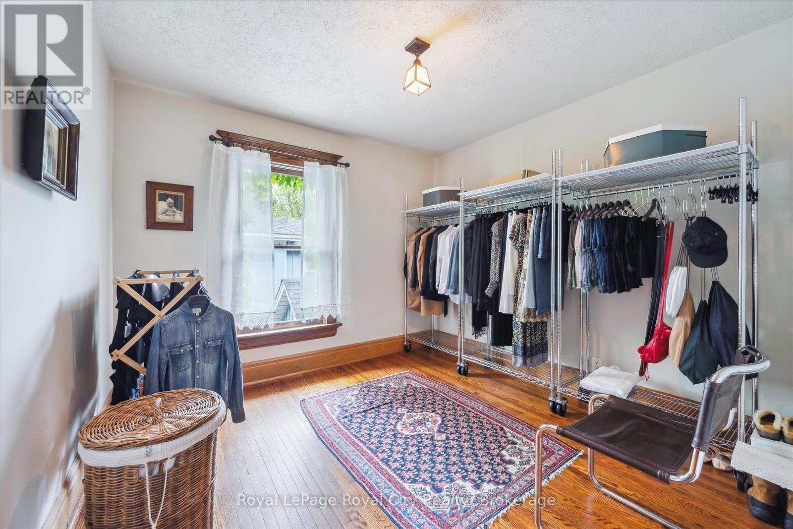 












54 CLINTON STREET

,
Guelph (Downtown),




Ontario
N1H5G5

