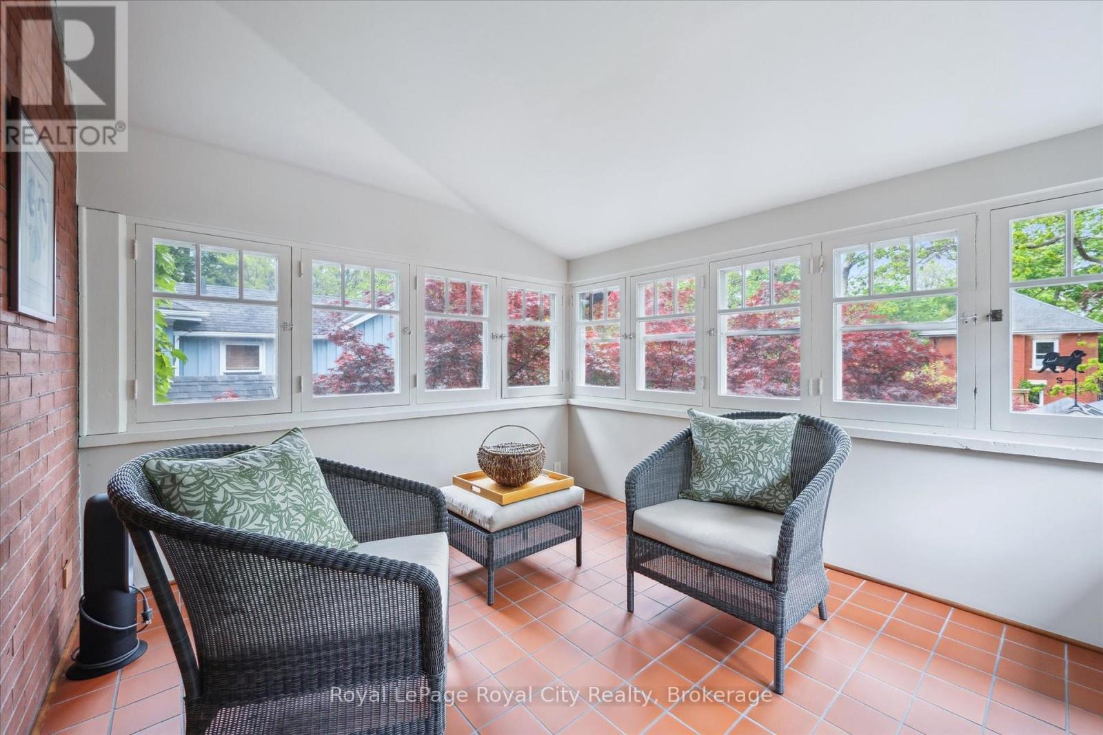 












54 CLINTON STREET

,
Guelph (Downtown),




Ontario
N1H5G5

