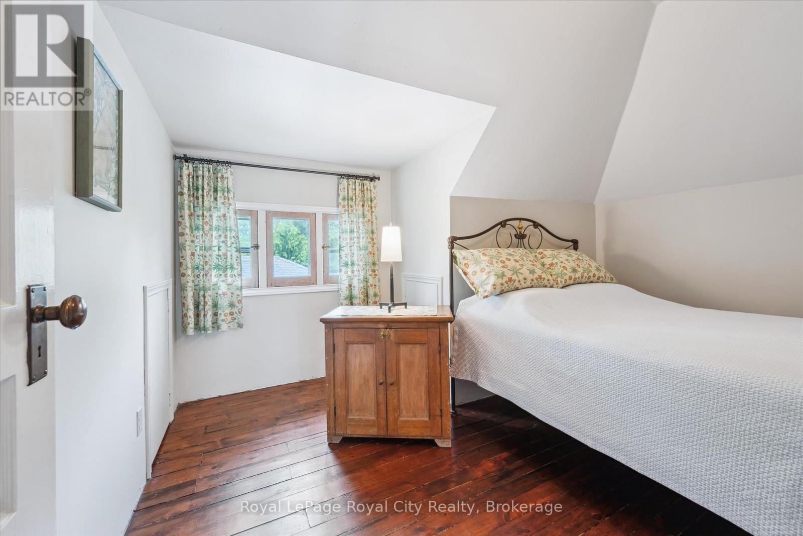 












54 CLINTON STREET

,
Guelph (Downtown),




Ontario
N1H5G5

