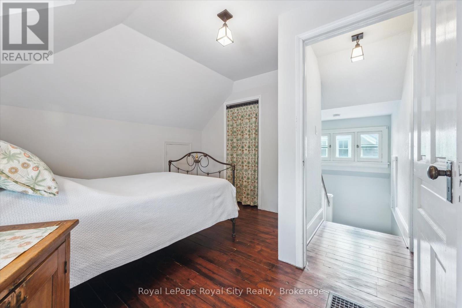 












54 CLINTON STREET

,
Guelph (Downtown),




Ontario
N1H5G5


