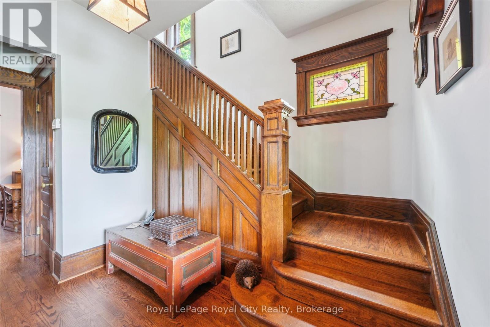 












54 CLINTON STREET

,
Guelph (Downtown),




Ontario
N1H5G5

