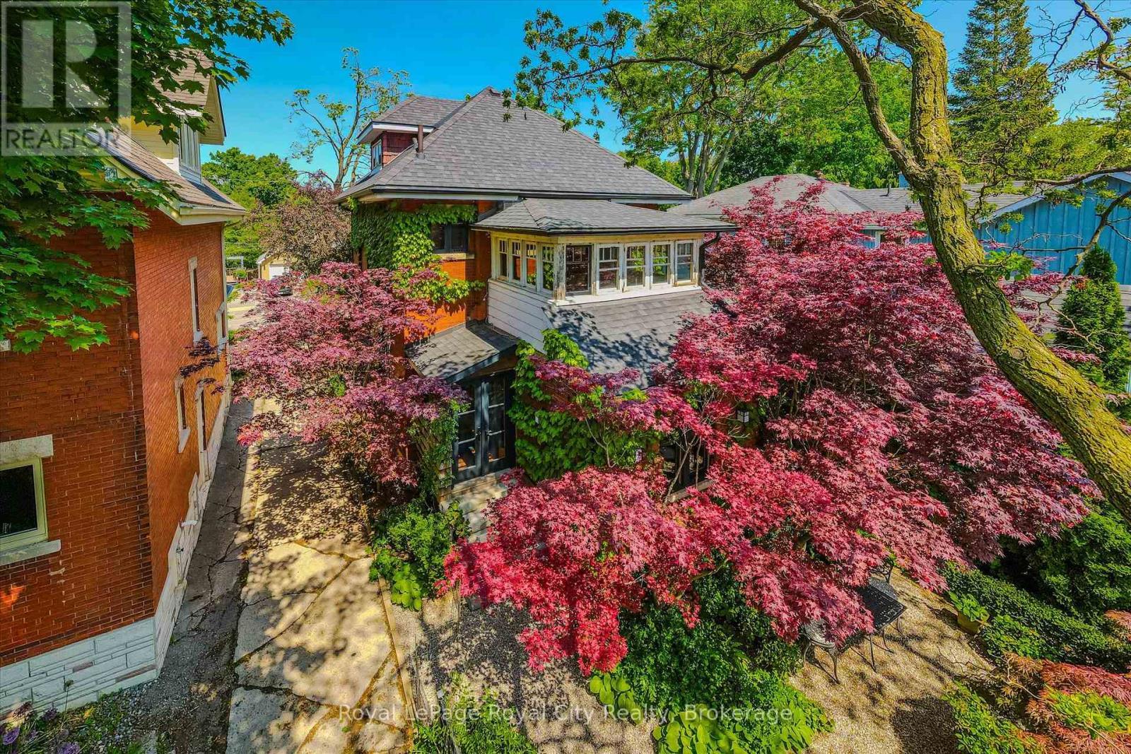 












54 CLINTON STREET

,
Guelph (Downtown),




Ontario
N1H5G5

