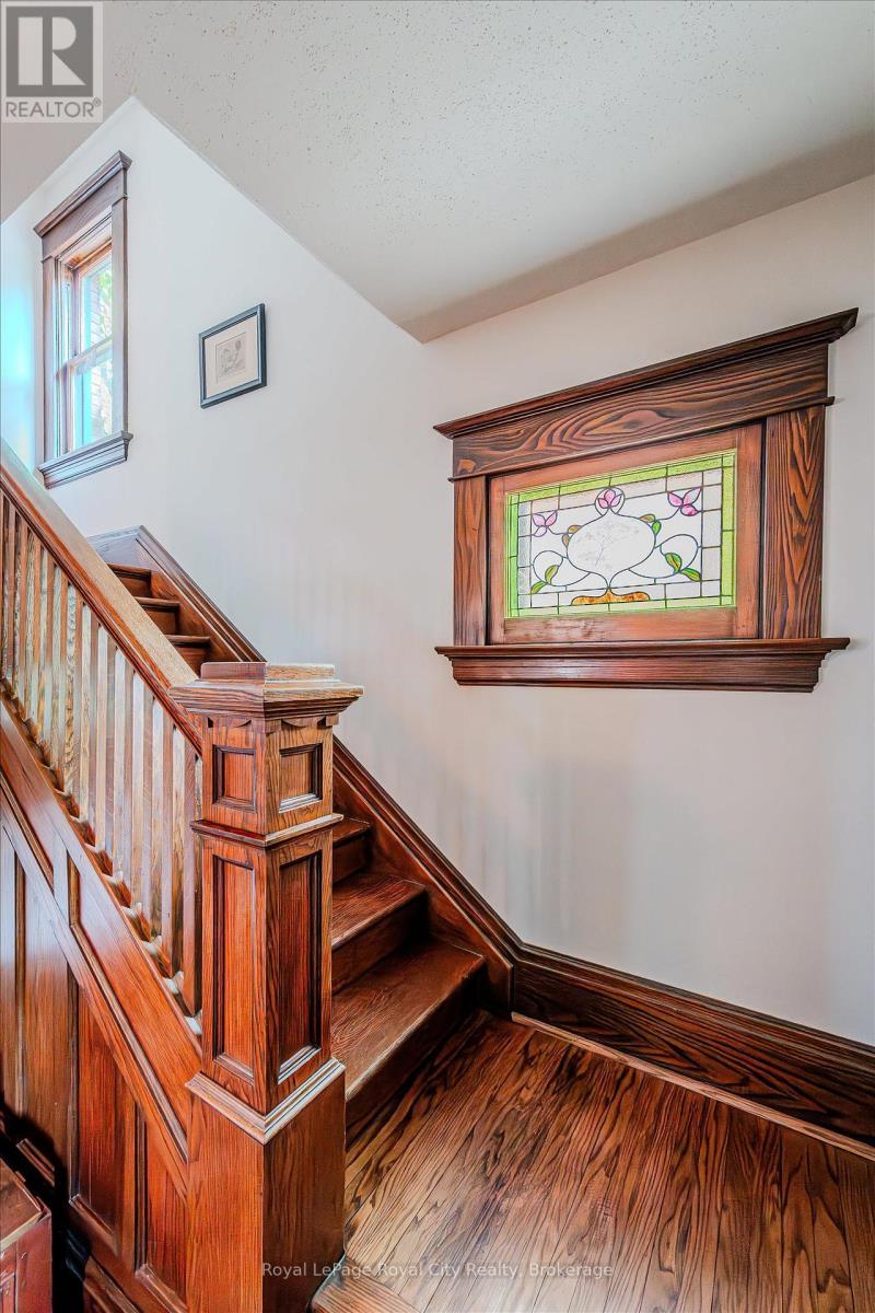 












54 CLINTON STREET

,
Guelph (Downtown),




Ontario
N1H5G5

