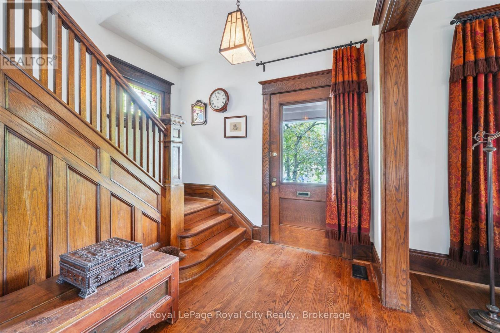 












54 CLINTON STREET

,
Guelph (Downtown),




Ontario
N1H5G5

