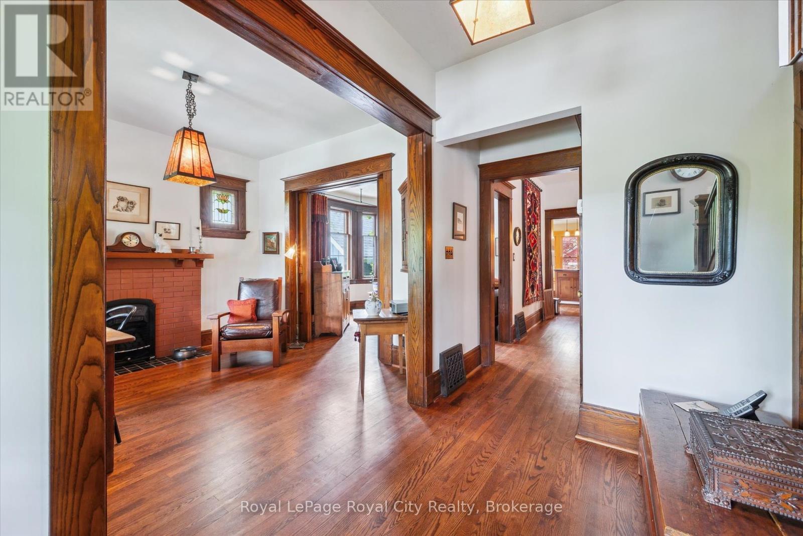 












54 CLINTON STREET

,
Guelph (Downtown),




Ontario
N1H5G5


