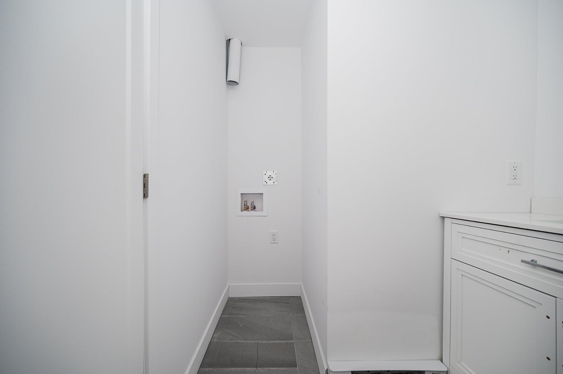









6272


Av. De Gaspé

,
Montréal (Rosemont/La Petite-Patrie),




QC
H2S2X7

