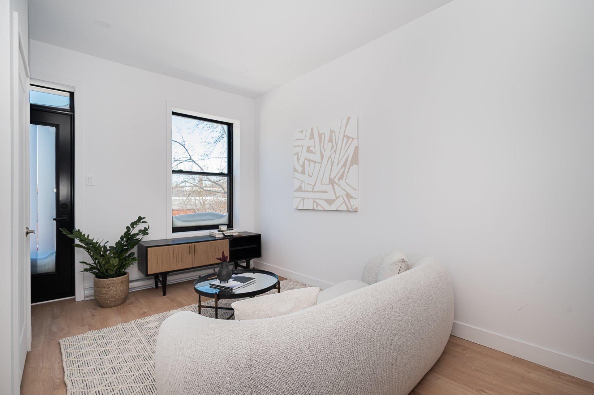 









6272


Av. De Gaspé

,
Montréal (Rosemont/La Petite-Patrie),




QC
H2S2X7

