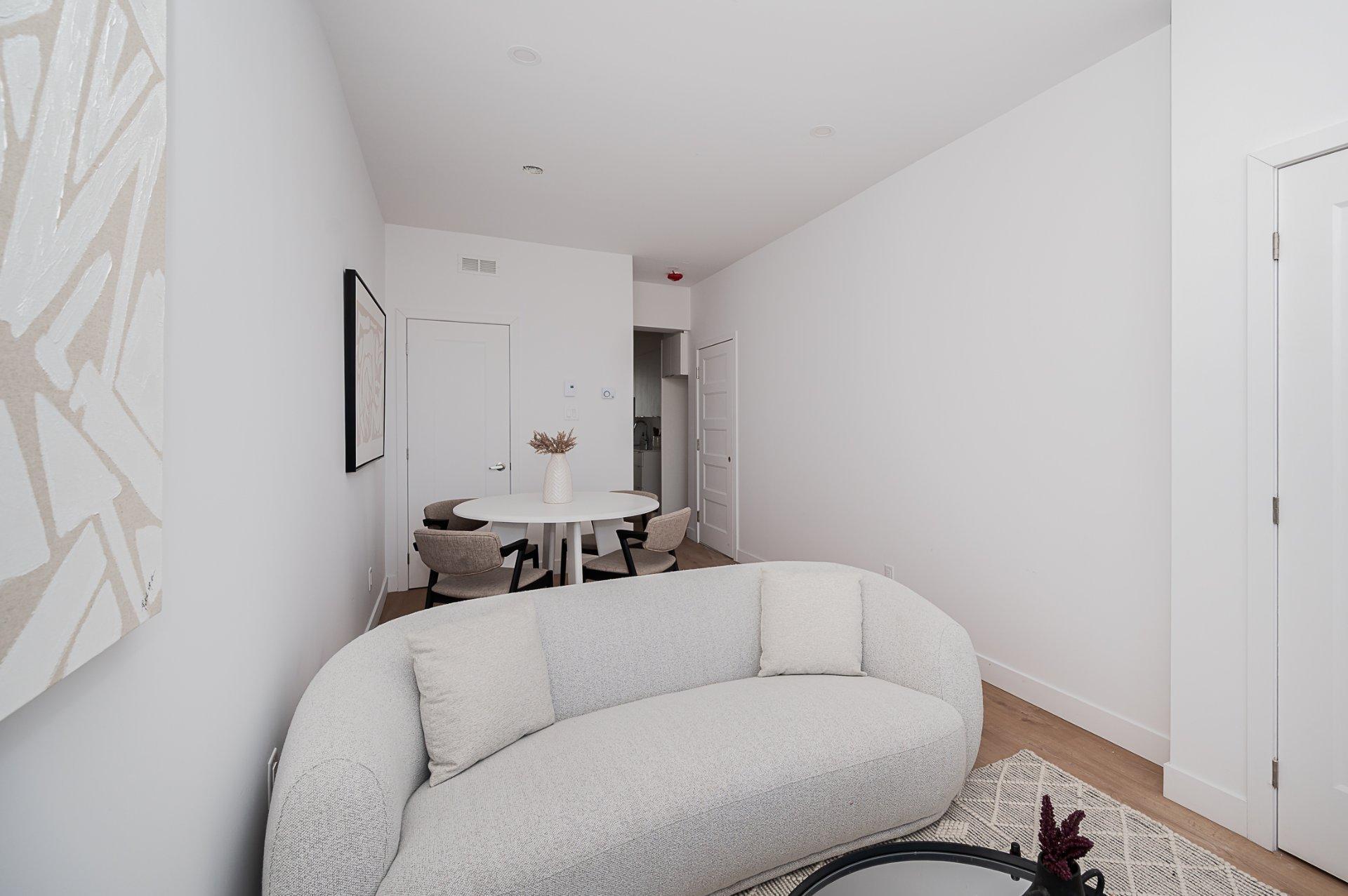 









6272


Av. De Gaspé

,
Montréal (Rosemont/La Petite-Patrie),




QC
H2S2X7

