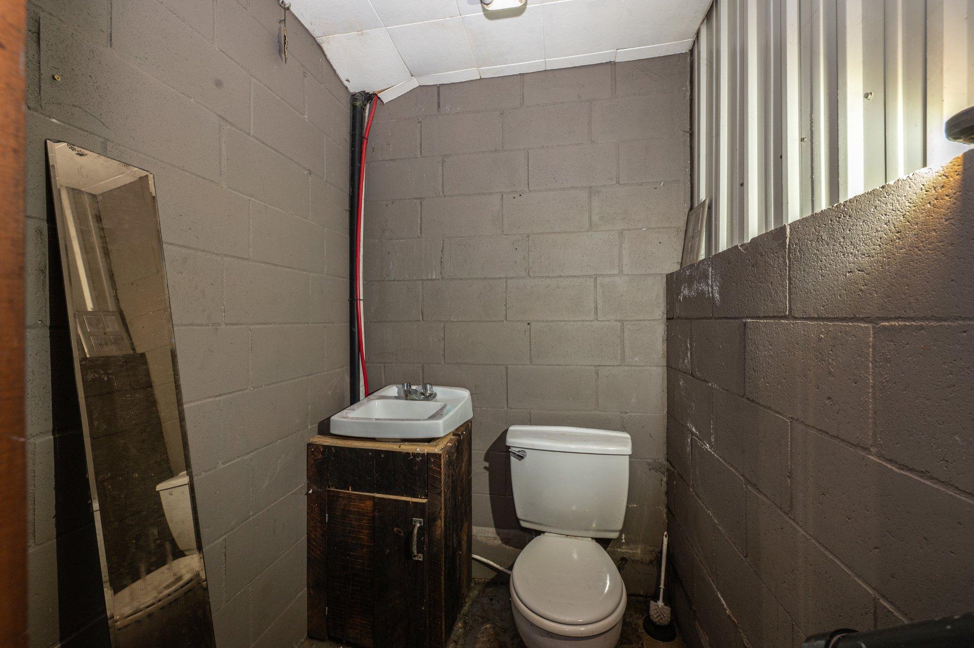 









1641


Rue Principale

,
Sainte-Agathe-des-Monts,




QC
J8C1M1

