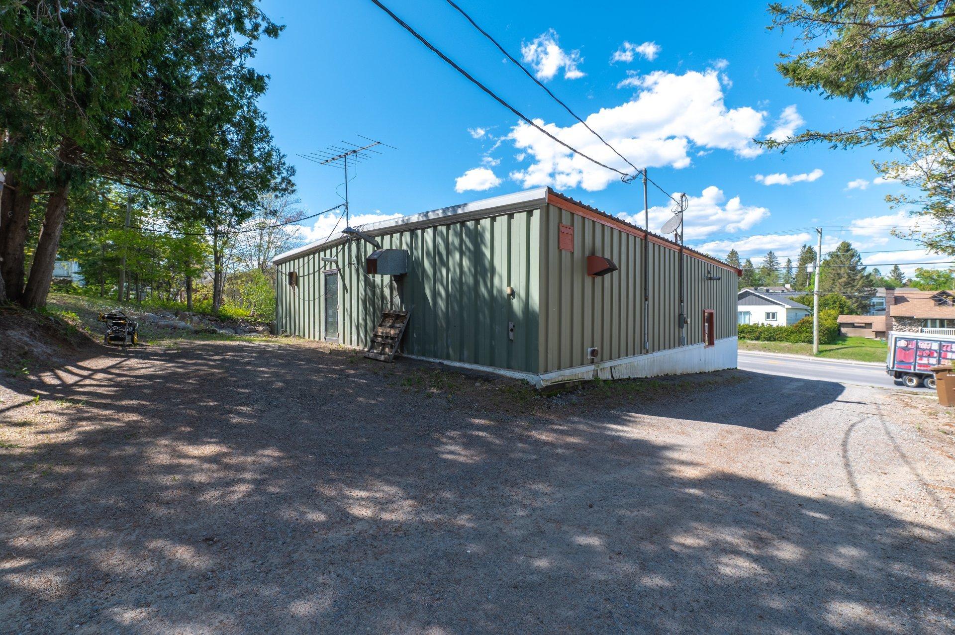 









1641


Rue Principale

,
Sainte-Agathe-des-Monts,




QC
J8C1M1

