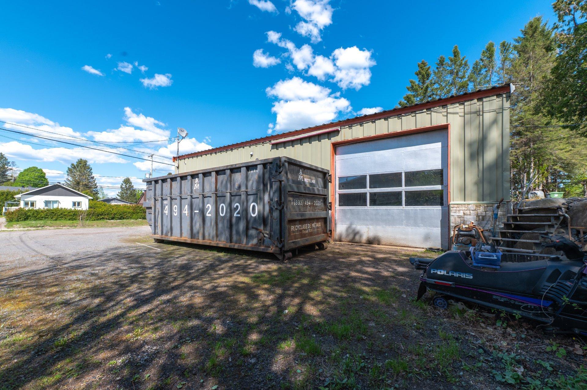 









1641


Rue Principale

,
Sainte-Agathe-des-Monts,




QC
J8C1M1


