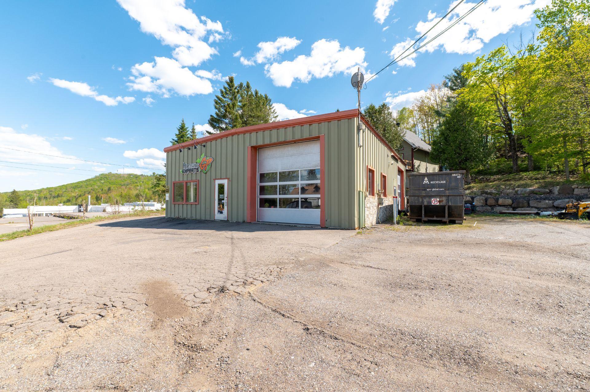 









1641


Rue Principale

,
Sainte-Agathe-des-Monts,




QC
J8C1M1

