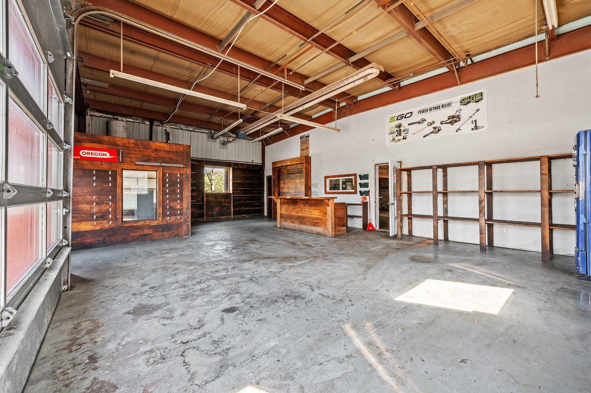 









1641


Rue Principale

,
Sainte-Agathe-des-Monts,




QC
J8C1M1

