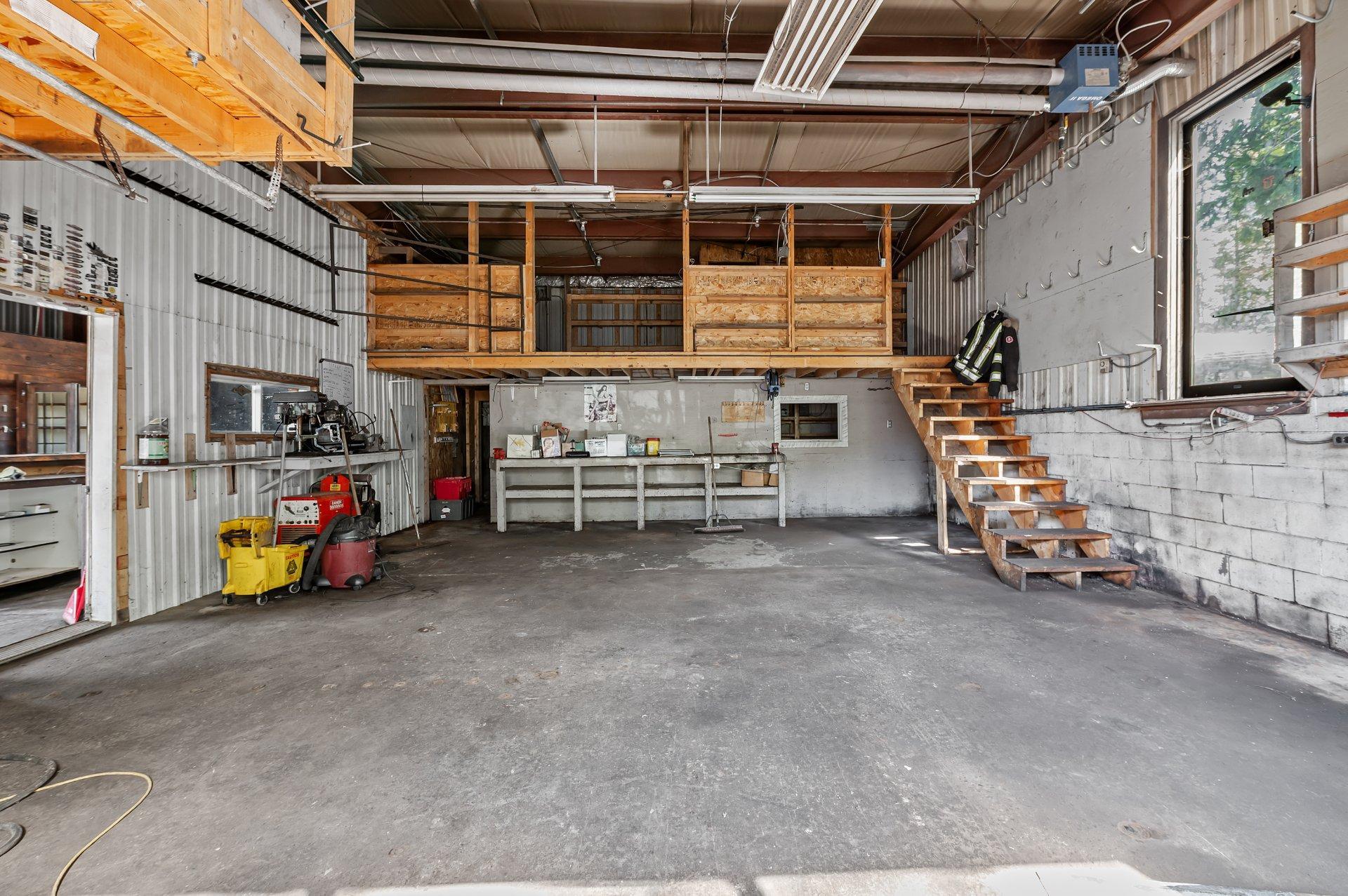 









1641


Rue Principale

,
Sainte-Agathe-des-Monts,




QC
J8C1M1

