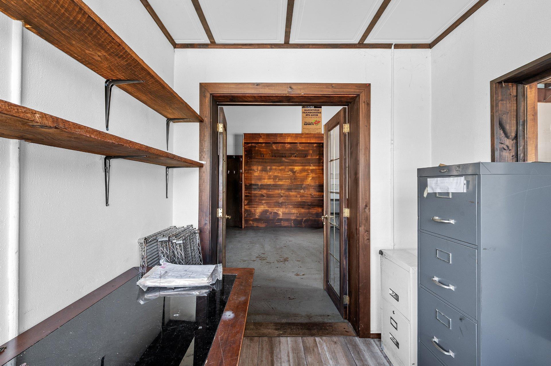 









1641


Rue Principale

,
Sainte-Agathe-des-Monts,




QC
J8C1M1


