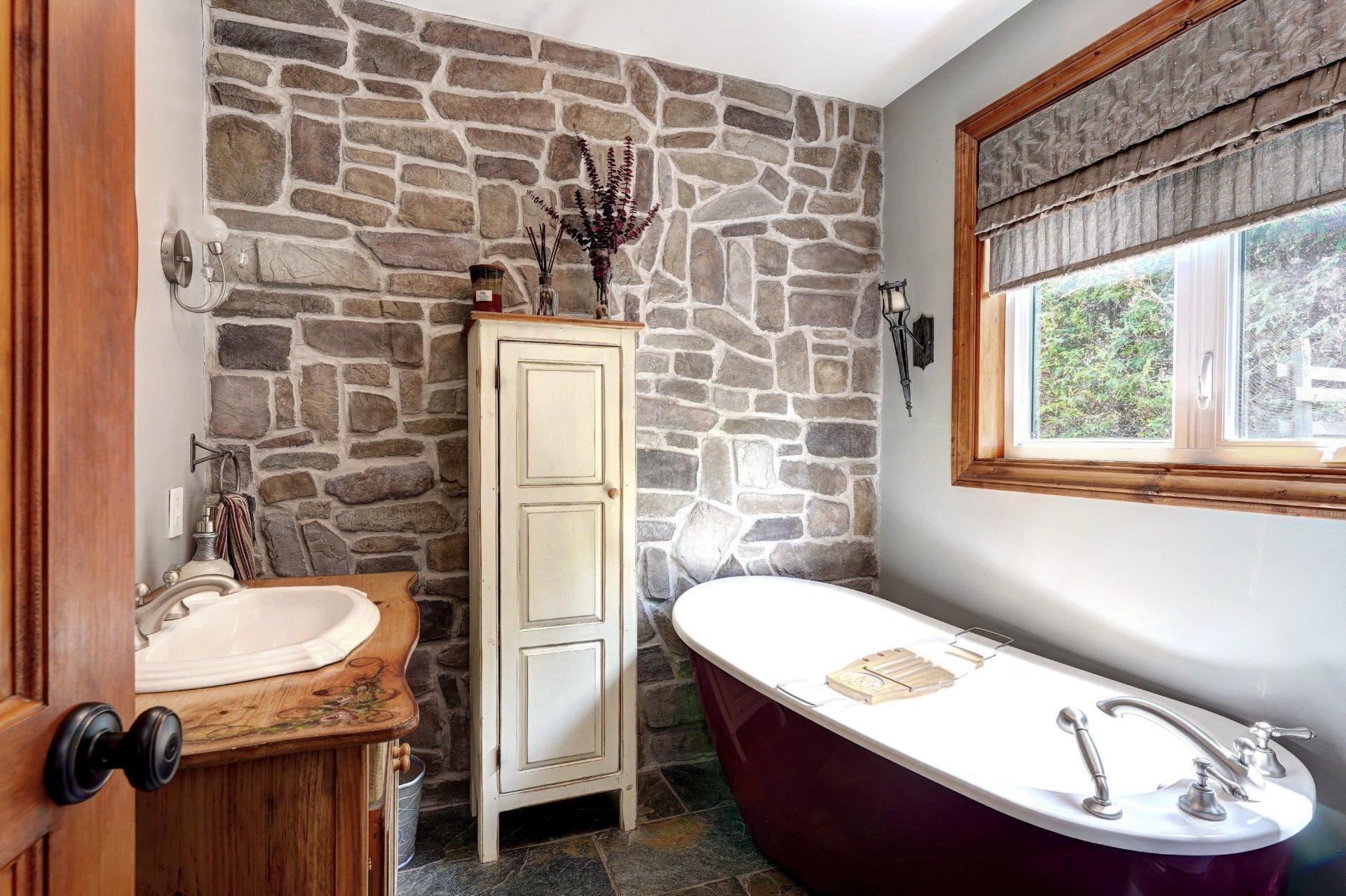 









2718


Route 125 N.

,
Saint-Donat,




QC
J0T2C0

