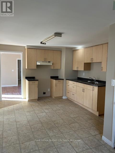 












230-232 FIFTH AVENUE W

,
North Bay (Central),




Ontario
P1B3N6

