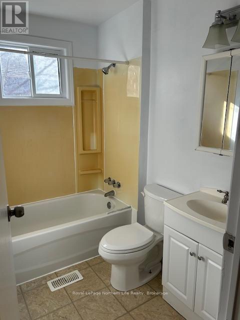 












230-232 FIFTH AVENUE W

,
North Bay (Central),




Ontario
P1B3N6

