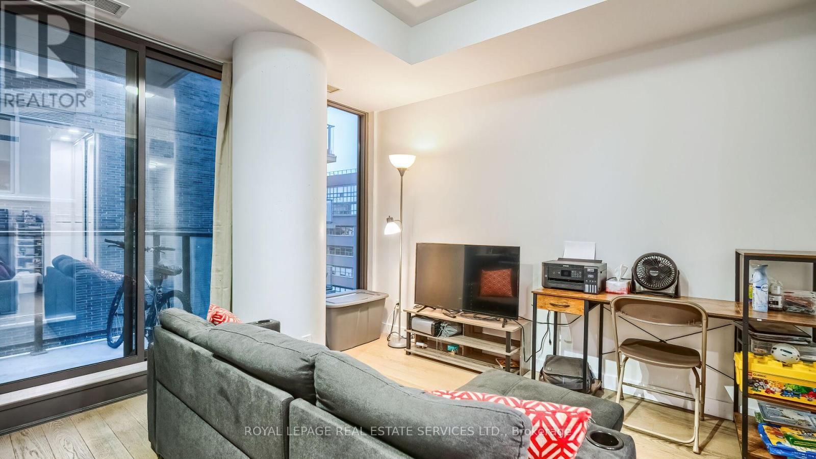












1301 - 111 BATHURST STREET

,
Toronto,




Ontario
M5V0M9

