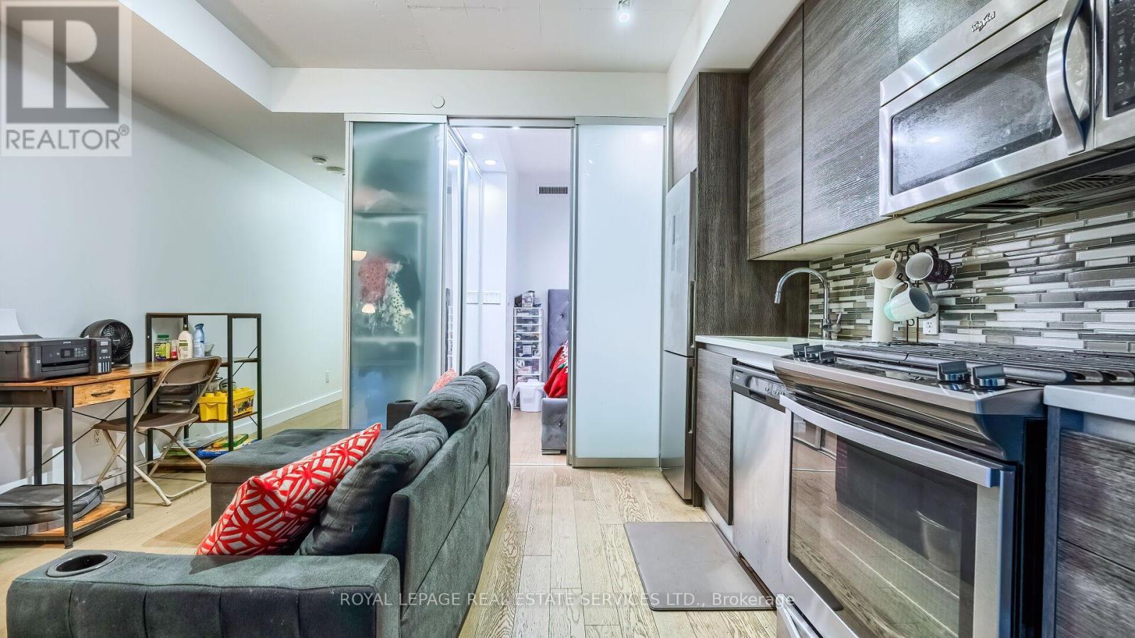 












1301 - 111 BATHURST STREET

,
Toronto,




Ontario
M5V0M9

