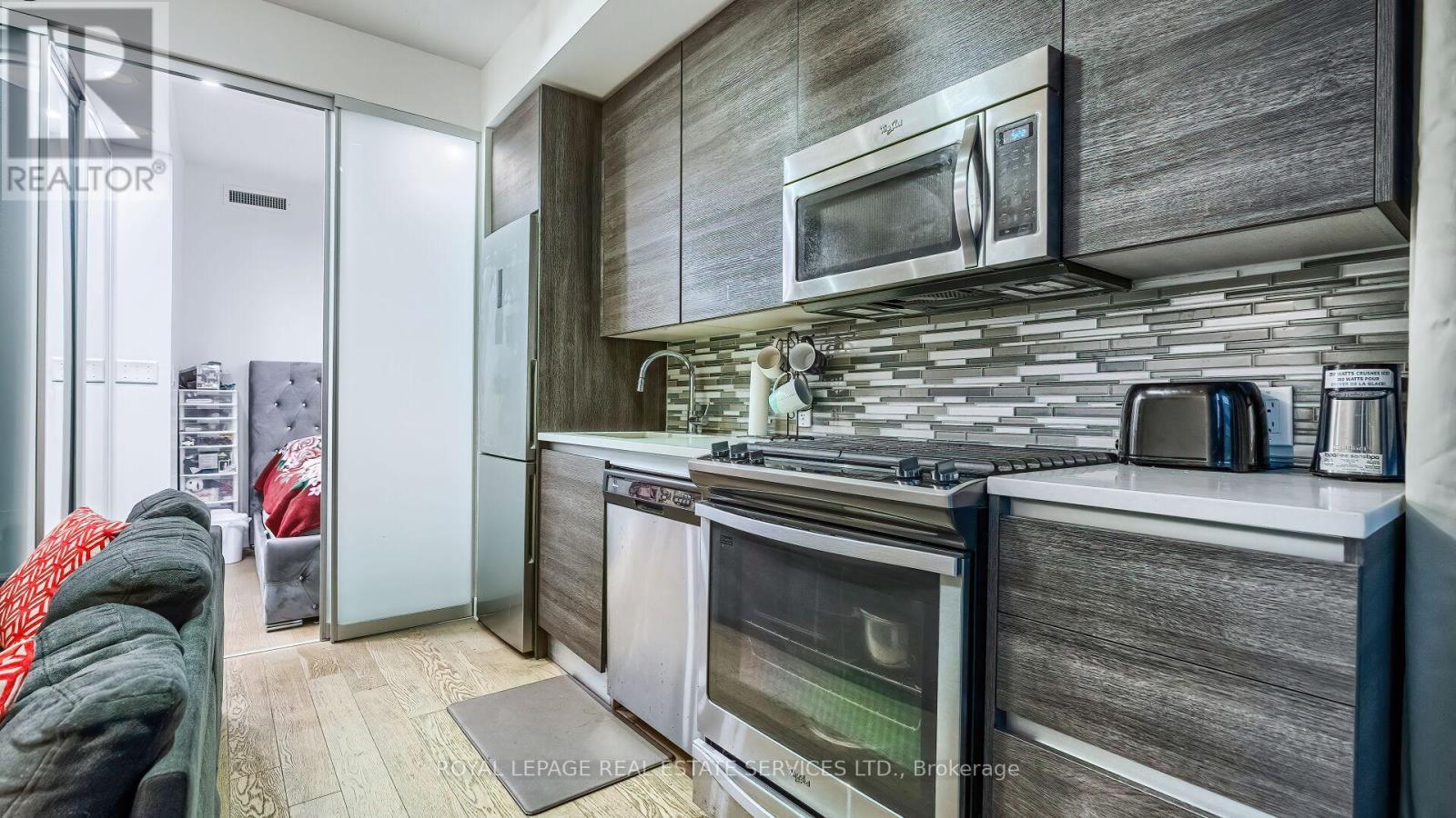 












1301 - 111 BATHURST STREET

,
Toronto,




Ontario
M5V0M9

