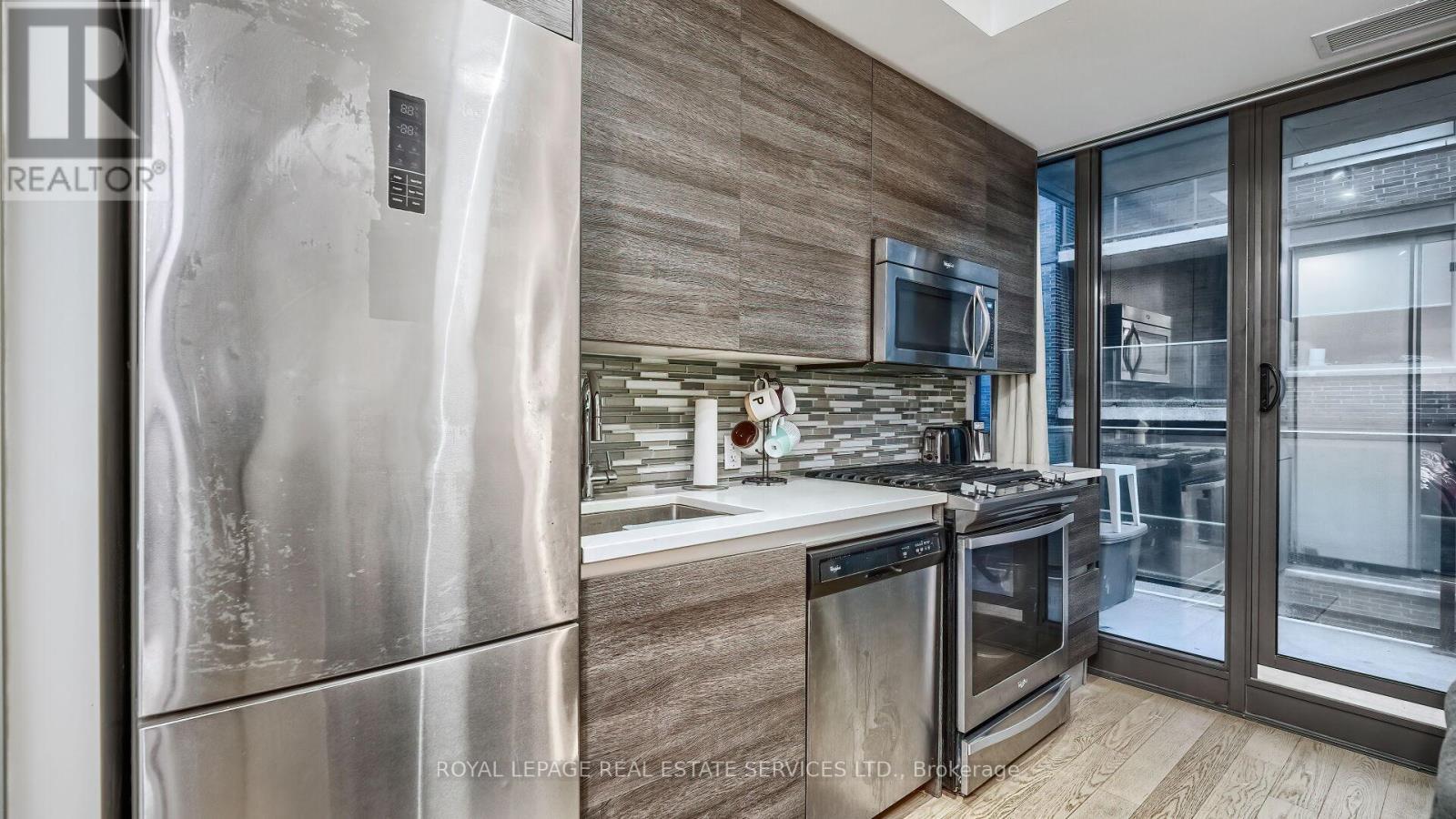 












1301 - 111 BATHURST STREET

,
Toronto,




Ontario
M5V0M9

