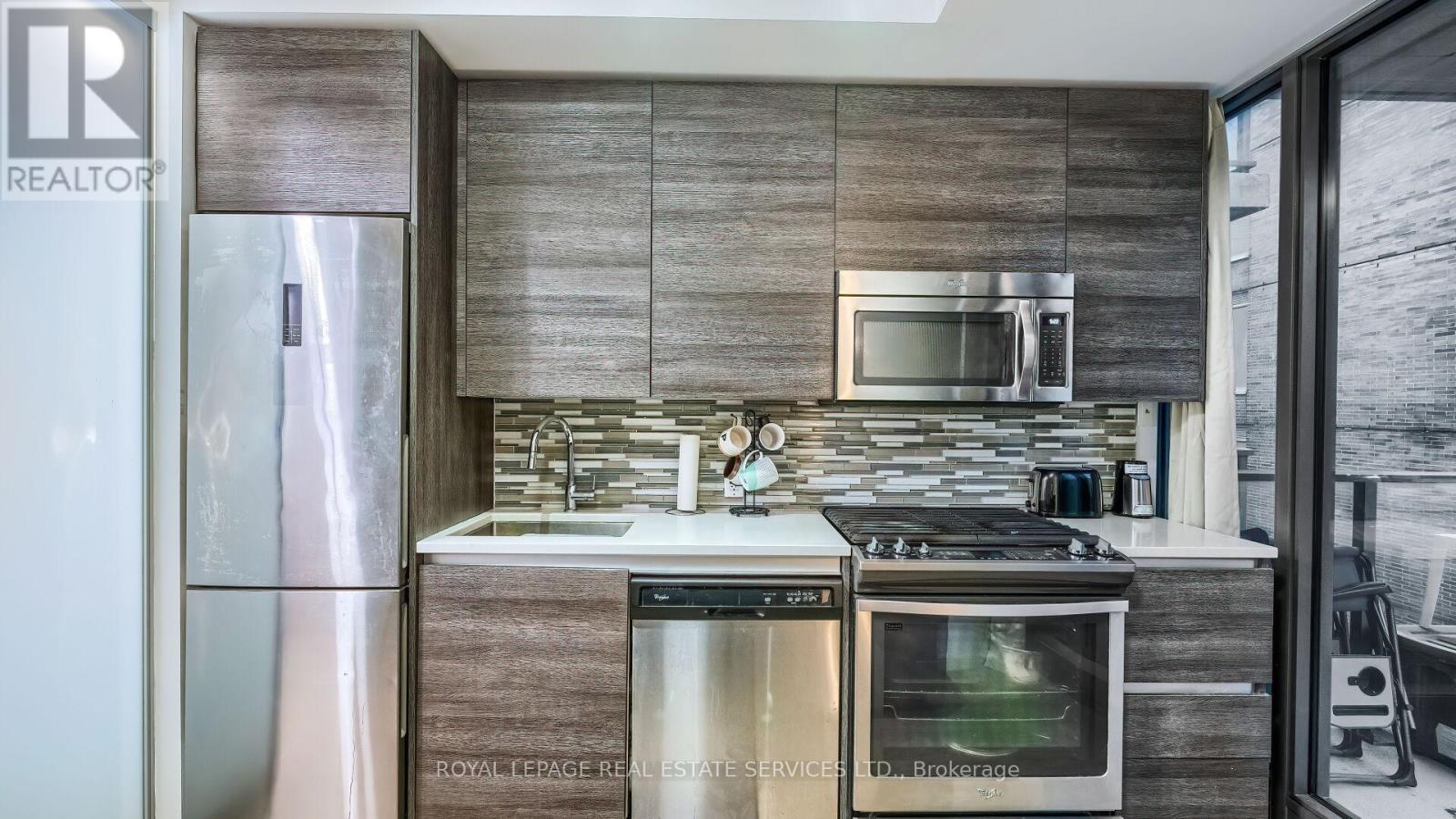 












1301 - 111 BATHURST STREET

,
Toronto,




Ontario
M5V0M9

