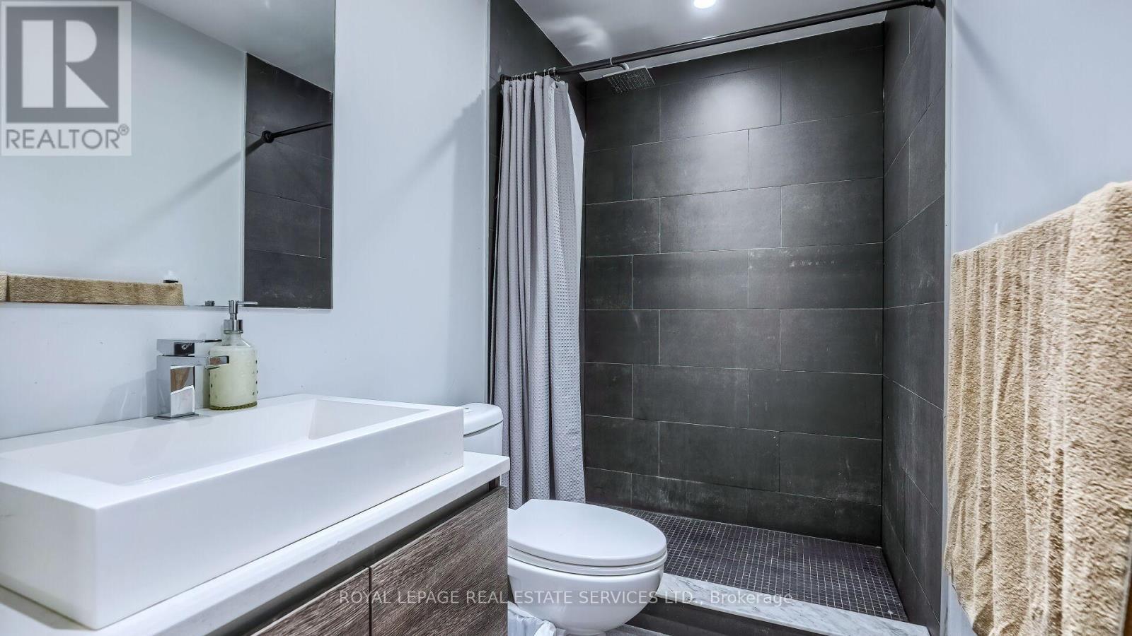 












1301 - 111 BATHURST STREET

,
Toronto,




Ontario
M5V0M9

