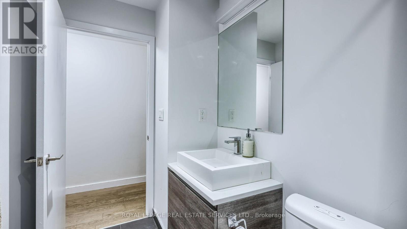 












1301 - 111 BATHURST STREET

,
Toronto,




Ontario
M5V0M9

