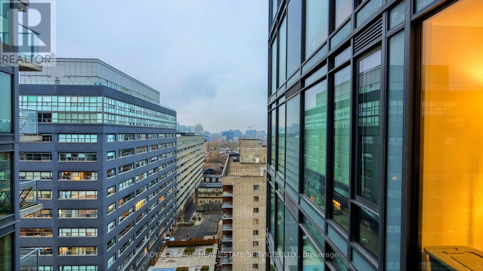 












1301 - 111 BATHURST STREET

,
Toronto,




Ontario
M5V0M9

