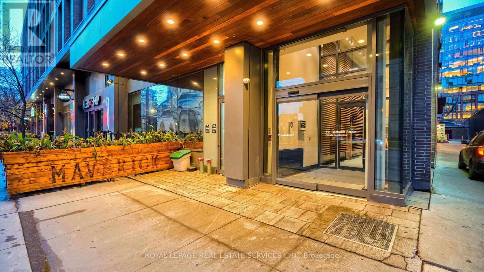 












1301 - 111 BATHURST STREET

,
Toronto,




Ontario
M5V0M9

