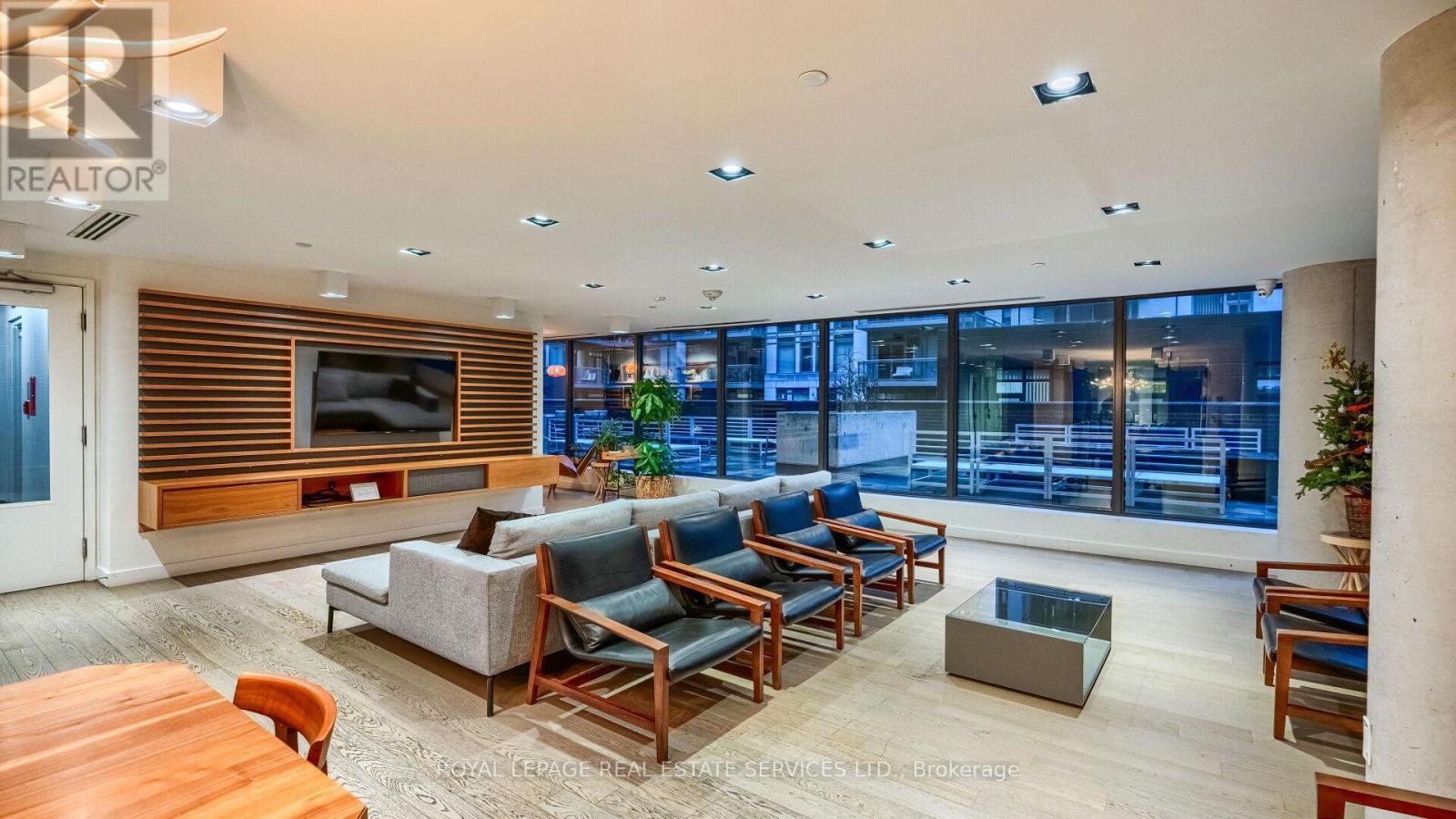 












1301 - 111 BATHURST STREET

,
Toronto,




Ontario
M5V0M9


