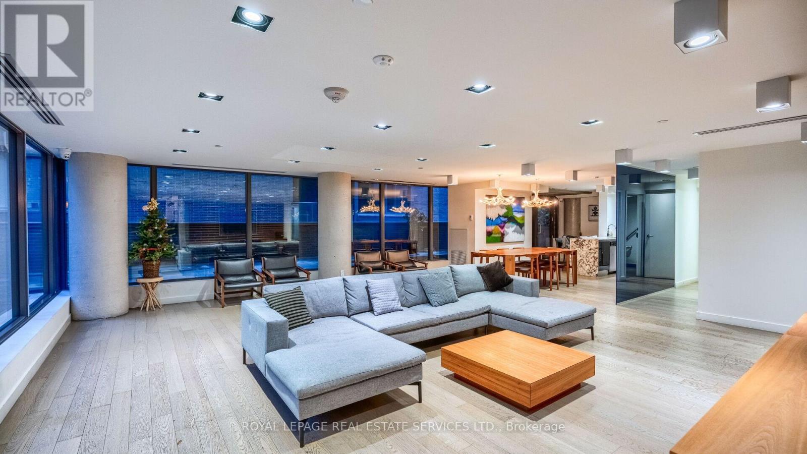 












1301 - 111 BATHURST STREET

,
Toronto,




Ontario
M5V0M9

