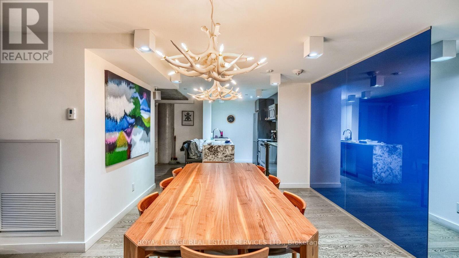 












1301 - 111 BATHURST STREET

,
Toronto,




Ontario
M5V0M9

