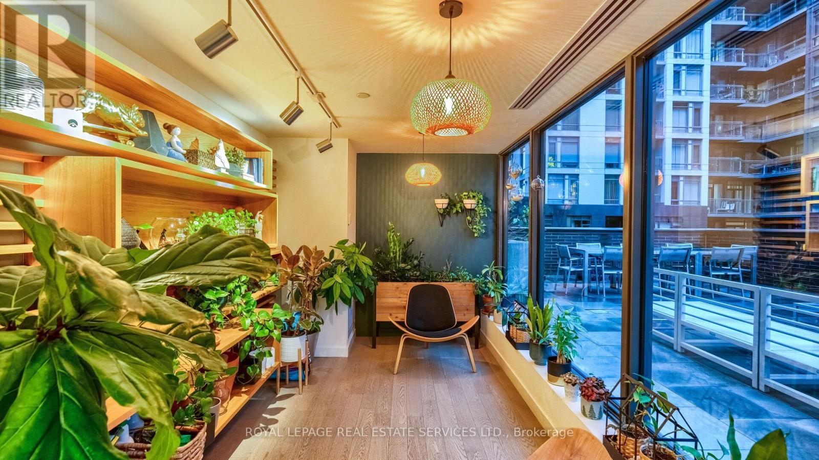 












1301 - 111 BATHURST STREET

,
Toronto,




Ontario
M5V0M9

